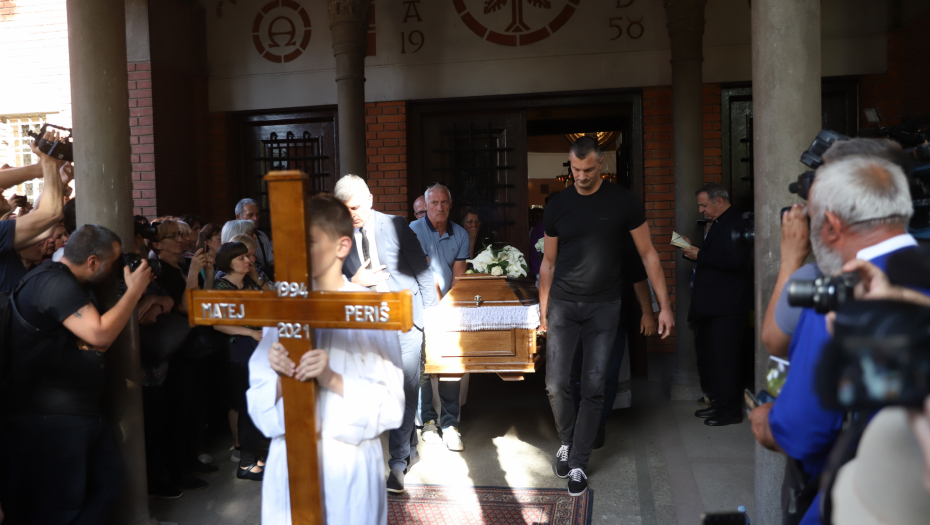 POSLEDNJI POZDRAV MATEJA PERIŠA SA BEOGRADOM Kovčeg iznesen iz crkve, pop ga opevao pred masom ljudi (FOTO/VIDEO)