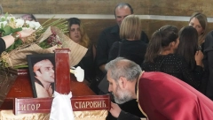 SAHRANA IGORA STAROVIĆA: Veliki broj ljudi na Lešću, prisutni grle neutešnu porodicu, poznata pevačica ne može da zaustavi suze