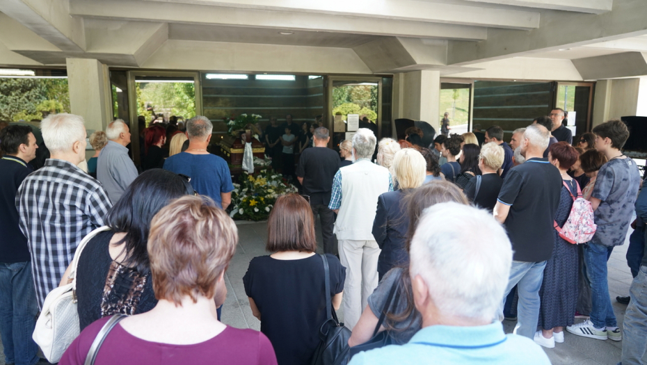 BRATU IGORA STAROVIĆA POZLILO TOKOM SAHRANE Morao da izađe iz kapele, tužne scene na Lešću (FOTO)