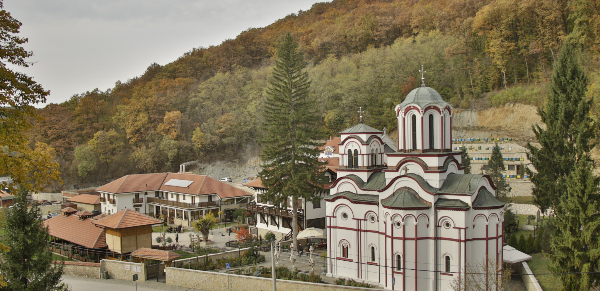 SVETO MESTO GDE HRLE VERNICI Manastir Tumane posećuju milioni ljudi