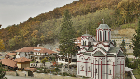 SVETO MESTO GDE HRLE VERNICI Manastir Tumane posećuju milioni ljudi