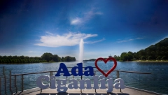 "OPA MOMCI, NEKOME JE VRUĆE" Kao usred leta kupali se na Adi, ljudi ih gledali u čudu (VIDEO)