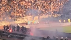 HAOS U GRČKOJ Na finalu Kupa u Atini tuča navijača, baklje i suzavci na sve strane (VIDEO)