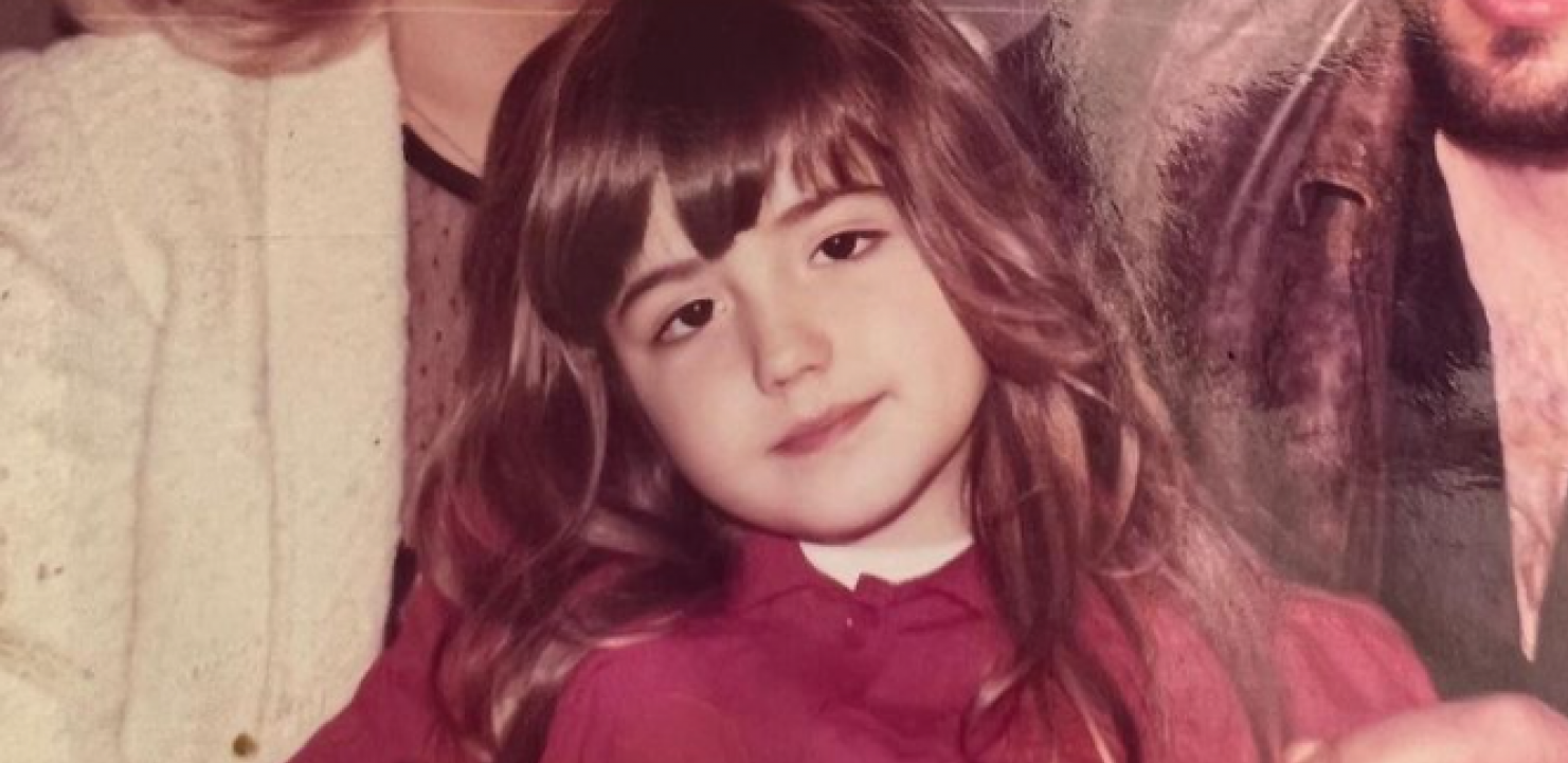 DANAS JE JEDNA OD NAJZGODNIJIH ŽENA SA JAVNE SCENE Nećete prepoznati devojčiću sa fotografije,harala je devedesetih, a onda se povukla (FOTO)