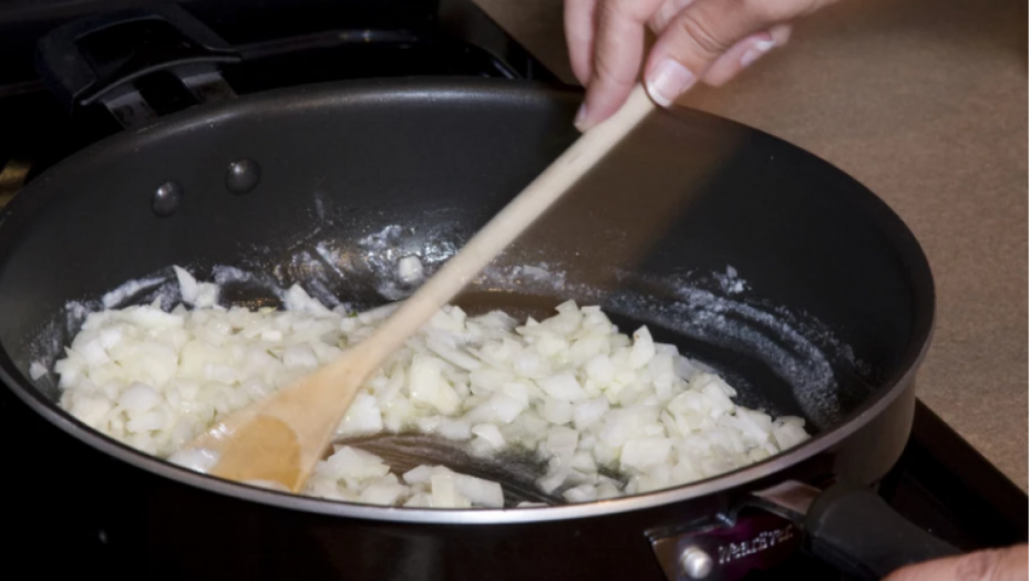 OVAJ TRIK KORISTE PROFESIONALNI KUVARI Evo kako da ispržite luk, a da se neprijatan miris ne širi po kući
