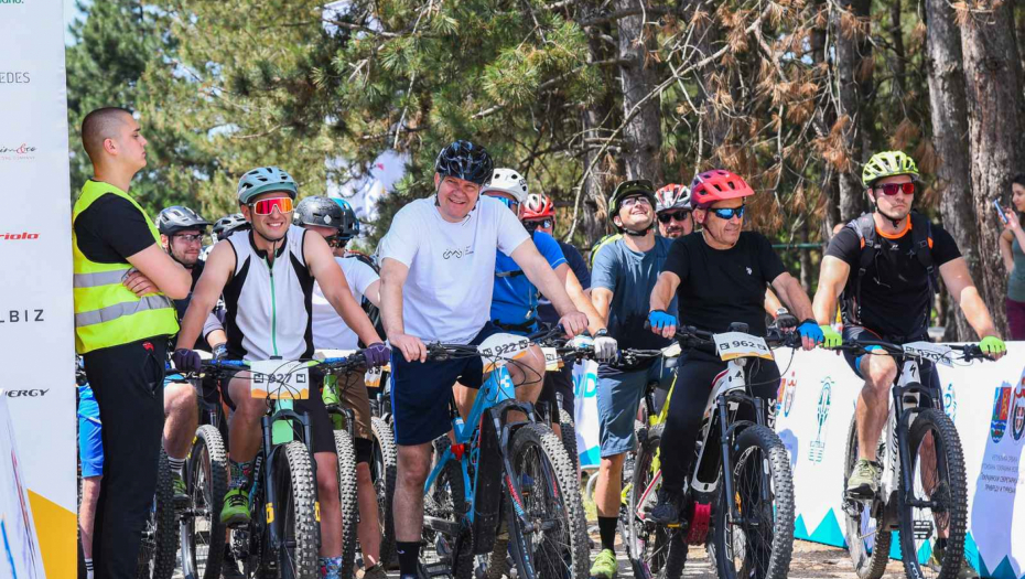 NEVEROVATNA SCENA Biciklista visio sa mosta, spasao ga kolega (VIDEO)
