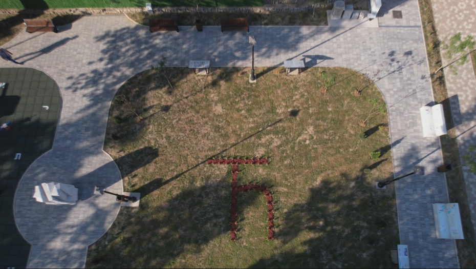 SRBIJA DOBILA PRVI PARK ĆIRILICE Kutak koji slavi nacionalno pismo osvanuo u Bajinoj Bašti (FOTO)