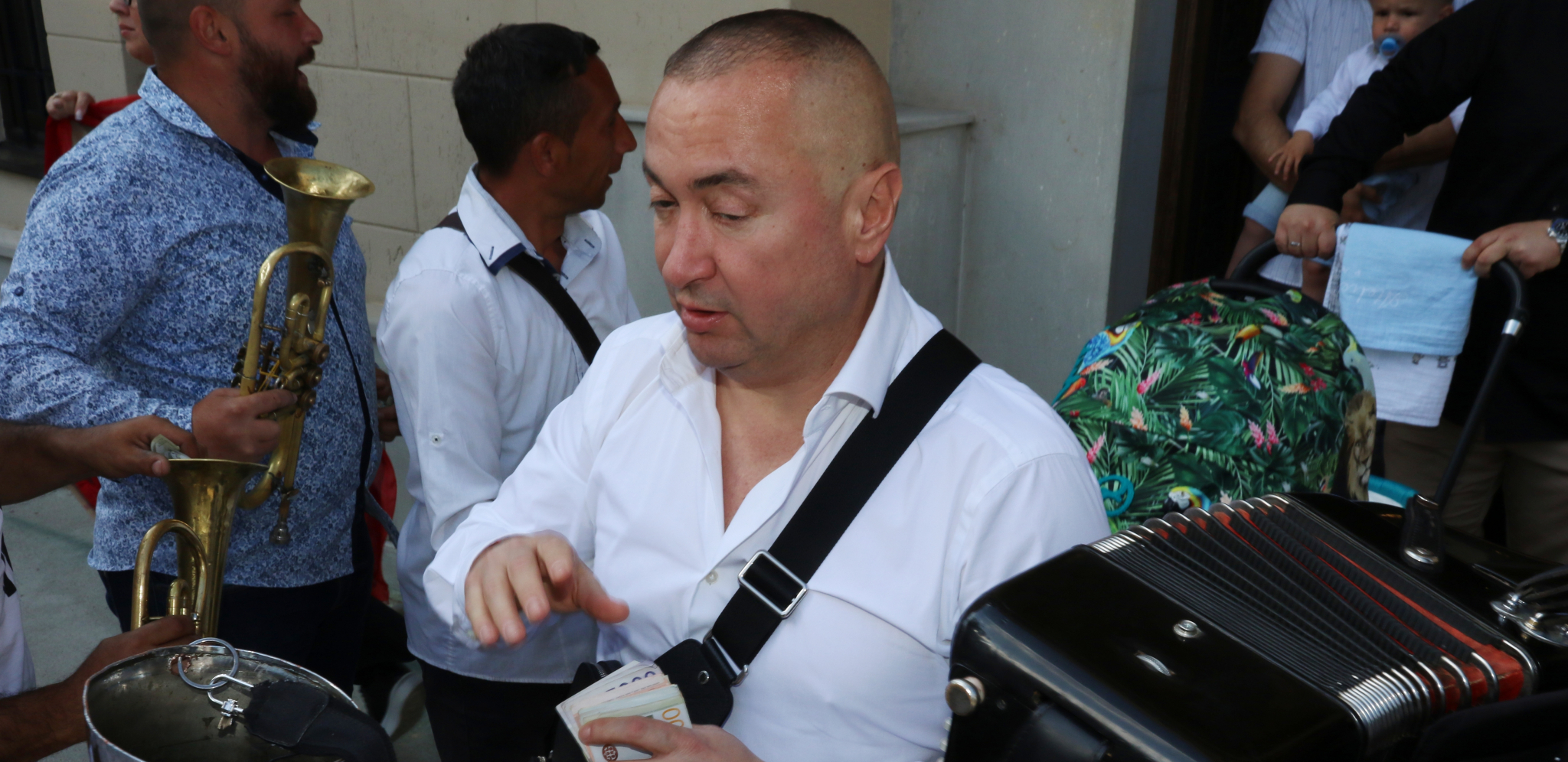 ĐANI KRSTIO UNUKA Folker nikad raspoloženiji, delio bakšiš na sve strane, a ovako su izgledali Trajkovići na intimnoj ceremoniji (FOTO)