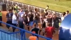 SKANDAL U PREMIJER LIGI Navijači se tukli sa igračima svog tima (VIDEO)