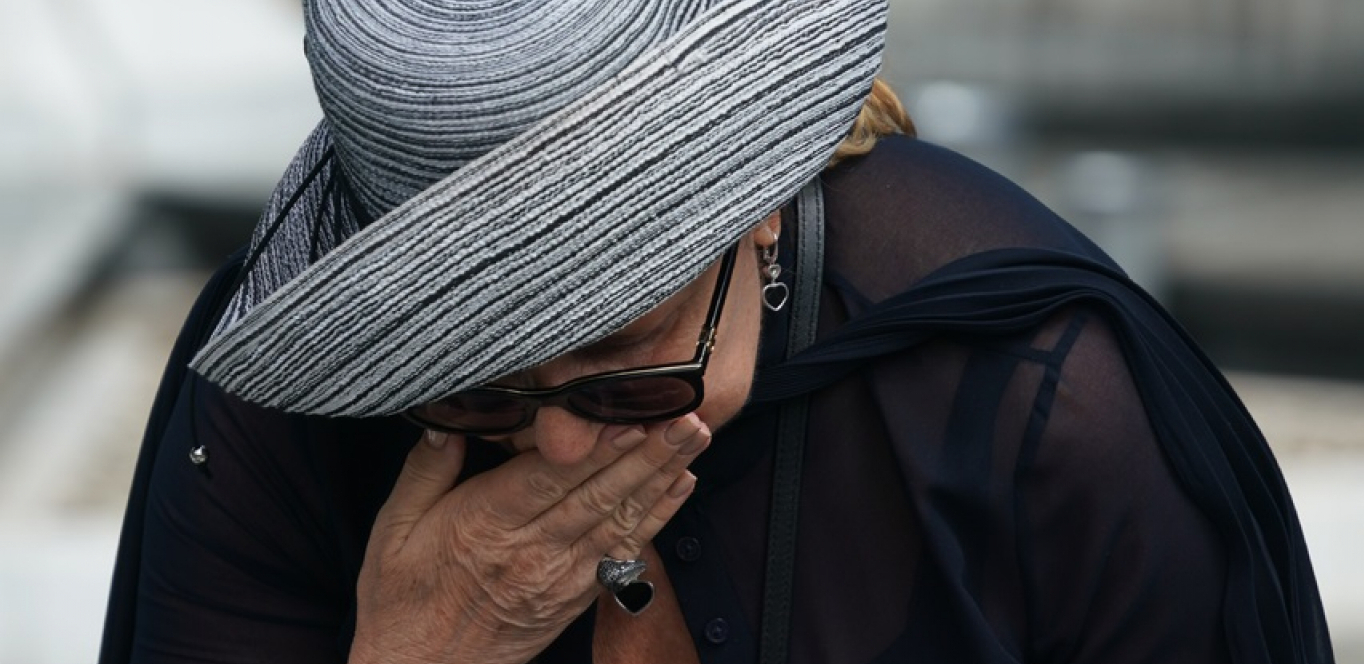 POMEN MILUTINU MRKONJIĆU: Ana Bekuta potpuno slomljena nad grobom, pevačica ne može da sakrije tugu i suze, a on je drži (FOTO)