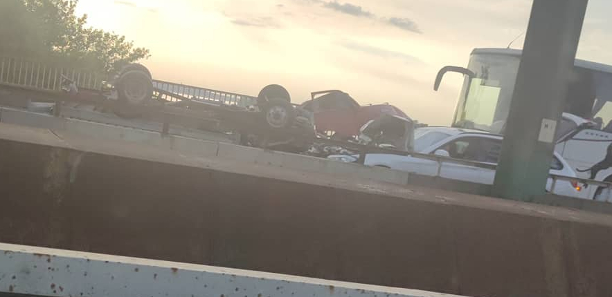 TEŠKA SAOBRAĆAJNA NESREĆA NA PANČEVAČKOM MOSTU Hitna pomoć na licu mesta, ima poginulih (FOTO/VIDEO)