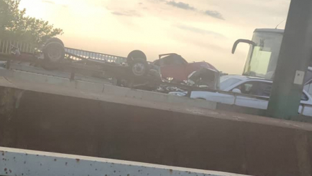 TEŠKA SAOBRAĆAJNA NESREĆA NA PANČEVAČKOM MOSTU Hitna pomoć na licu mesta, ima poginulih (FOTO/VIDEO)