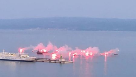 POŽAR U LUCI KOD SPLITA Goreo drveni turistički brod, 25 vatrogasaca gasilo vatru