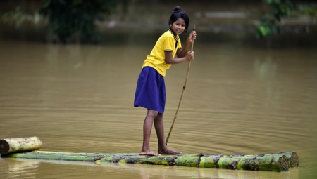 REKA BRAMAPUTRA PROBILA NASIPE U ASAMU Najmanje 25 ljudi u Indiji izgubilo živote u poplavama i klizištima