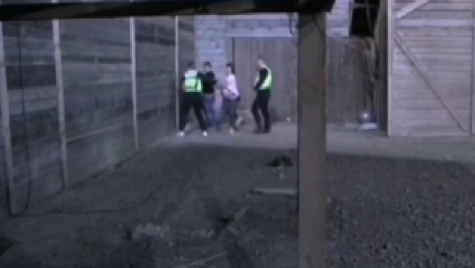 OVO JE PRETHODILO DISKVALIFIKACIJI Bebica preti obezbeđenju i zaleće se daskom na njih, ovo se nikada u rijalitiju nije desilo (VIDEO)
