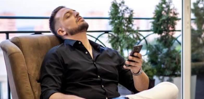 POSTAO OTAC Pevač Stefan Babić izveo iz porodilišta suprugu i sina (FOTO)