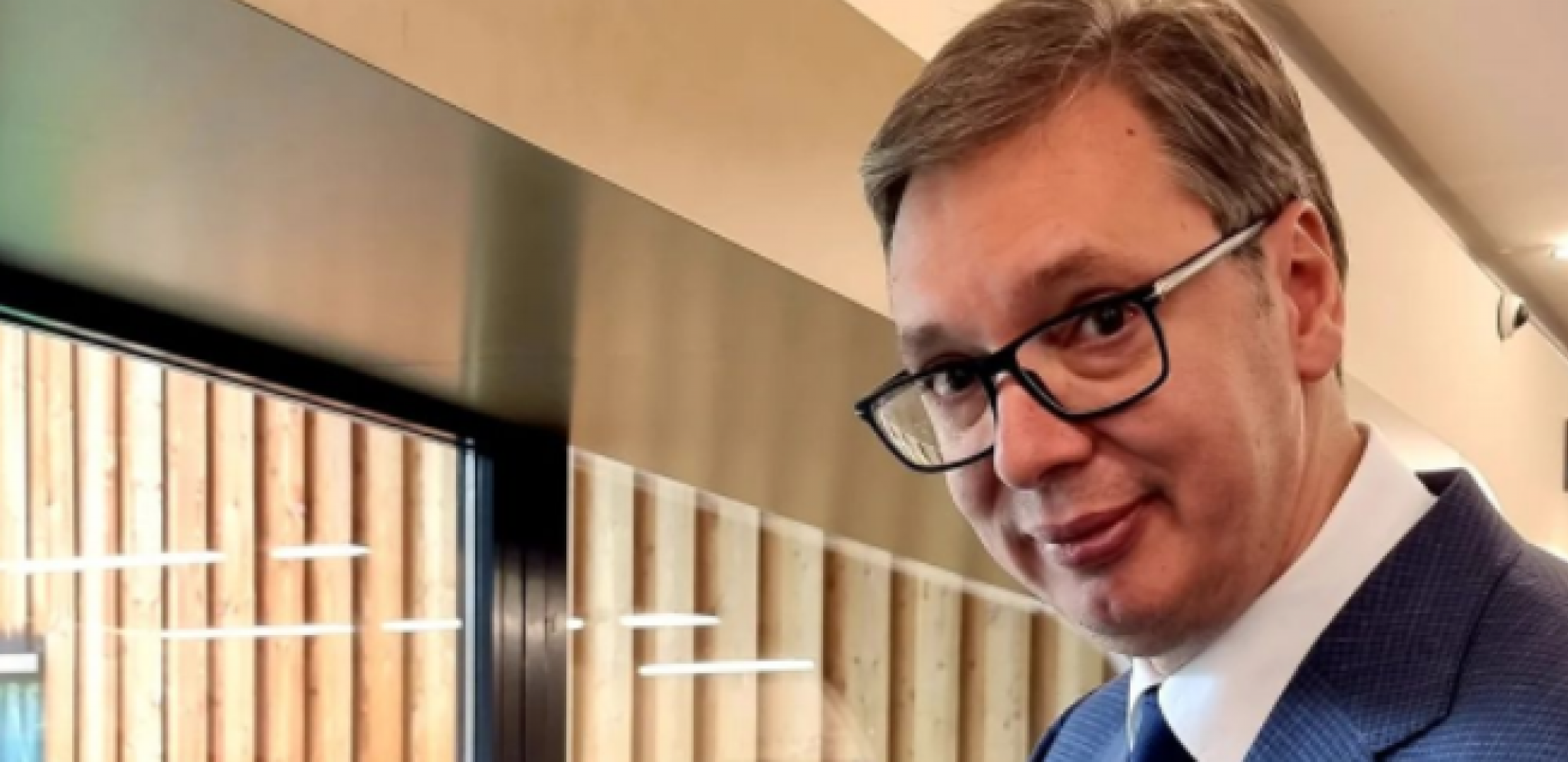 POGLEDAJTE ŠTA PIJE VUČIĆ U DAVOSU Najbolje osveženje u pauzi između sastanaka