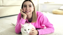 BELE KAO SNEG Mace rase kao mani prepoznatljive su zbog specifičnih očiju najčešće različitih boja