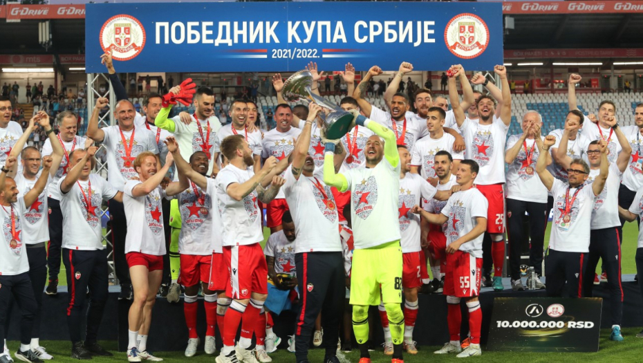 TEŠKO IM PAO PORAZ Fudbaleri Partizana nisu sačekali da se Zvezdi uruči pehar (VIDEO)