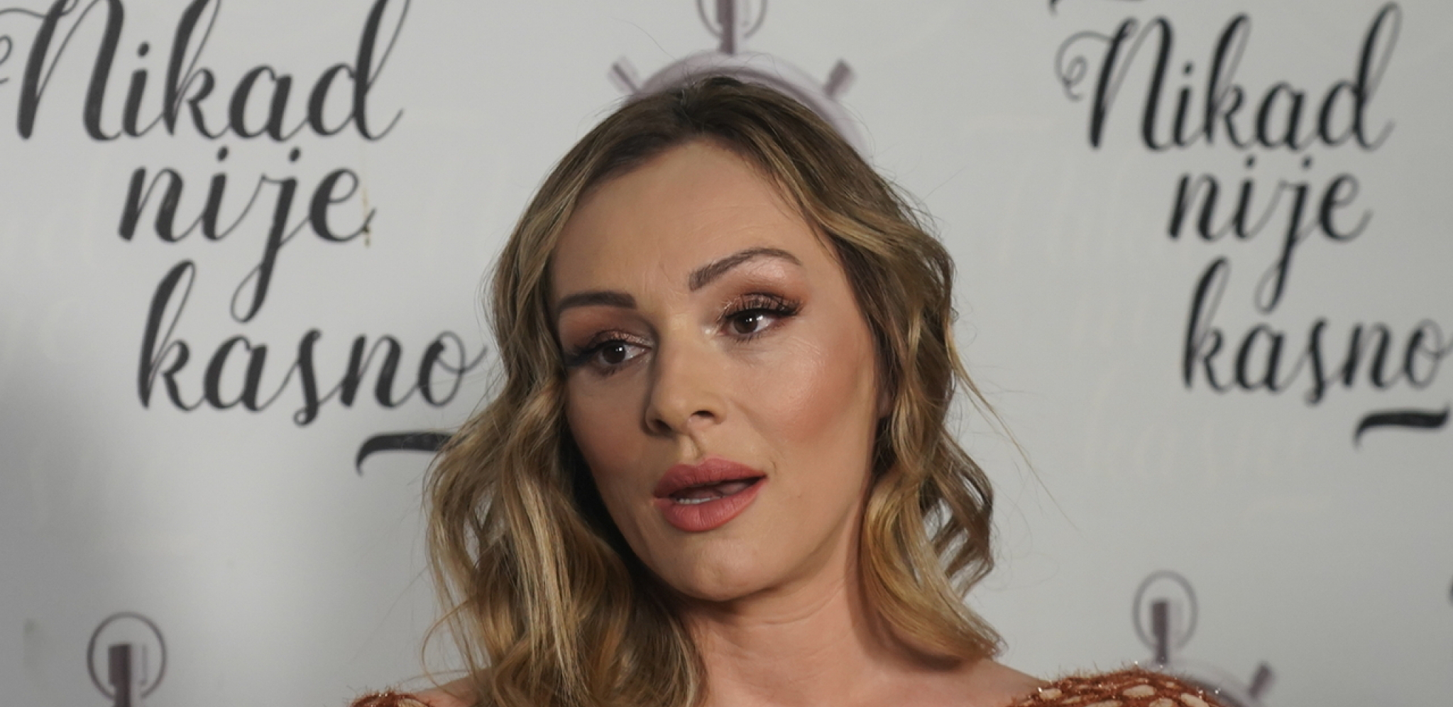 LETELE FLAŠE, IZBILA MASOVNA TUČA! Haos na nastupu Anabele Atijas, u lokalu je bila i njena ćerka