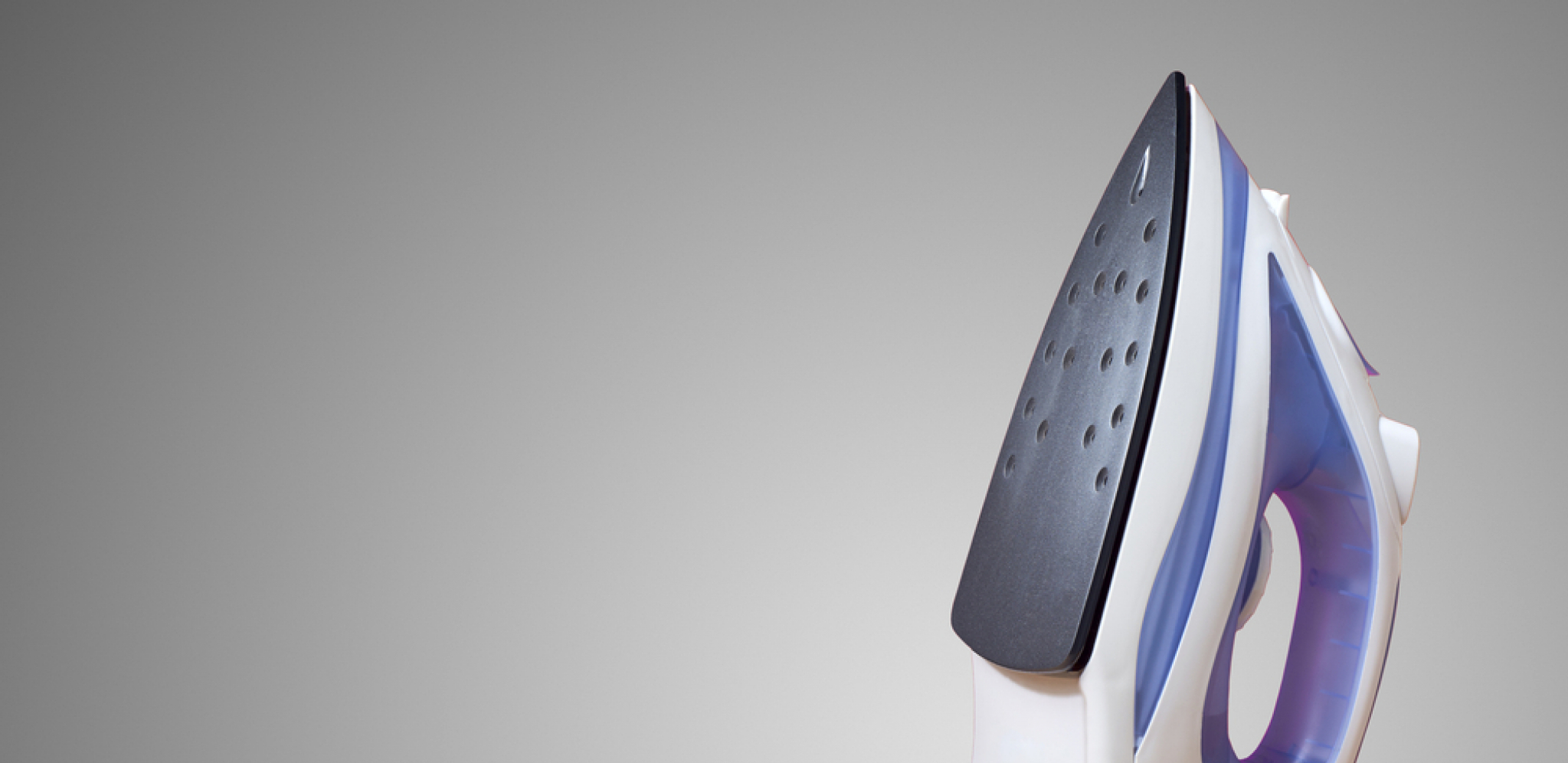 Trikovi koji će vam poslužiti na putovanju ili ukoliko nemate peglu: Evo nekoliko jednostavnih metoda za uklanjanje nabora na odeći