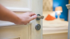 AKO OVO DRŽITE U KUHINJI ILI SPAVAĆOJ SOBI, IZBACITE MOMENTALNO Loša energija se gomila, privlačite bedu i nesreću, a to i ne znate!