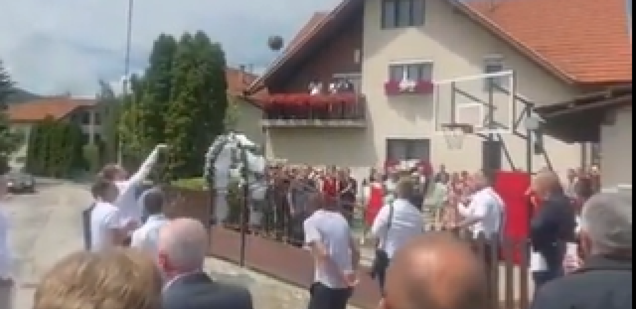 OVO SE MOŽE VIDETI SAMO U SRBIJI Mladoženja došao po mladu, pa umesto da puca u jabuku, morao da pogodi trojku (VIDEO)