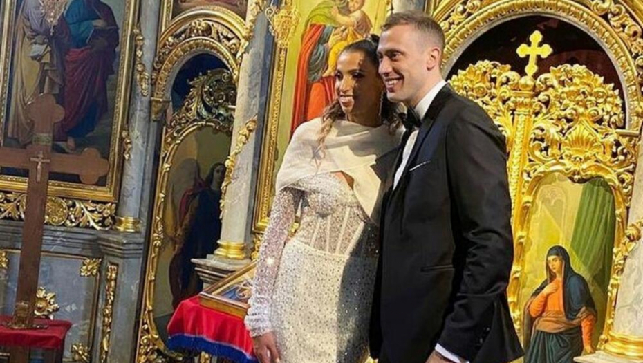 SRPSKI REPREZENTATIVAC OŽENIO LEPU BUGARKU Atanasijević stao na "ludi kamen", izgovorio sudbonosno "da" odbojkašici (FOTO)