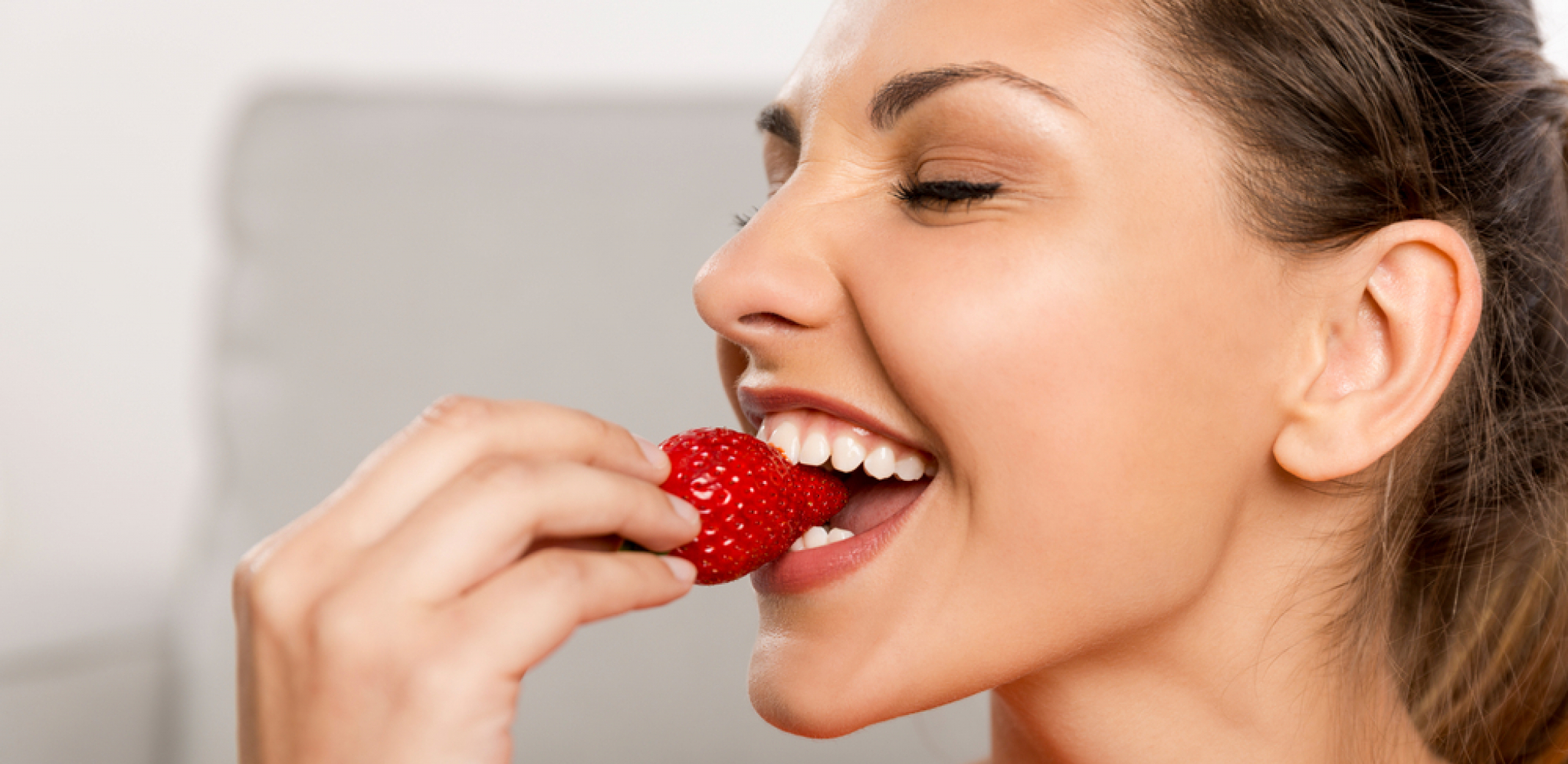 NIKAKO NE BACAJTE PETELJKE OD JAGODA Mogu vam pomoću u regulaciji šećera, stresa i u podmlađivanju