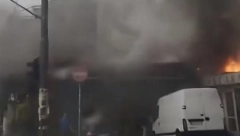 GORI LOKAL NA BANOVOM BRDU Crn dim prekrio nebo, na licu mesta vatrogasci i policija (FOTO)