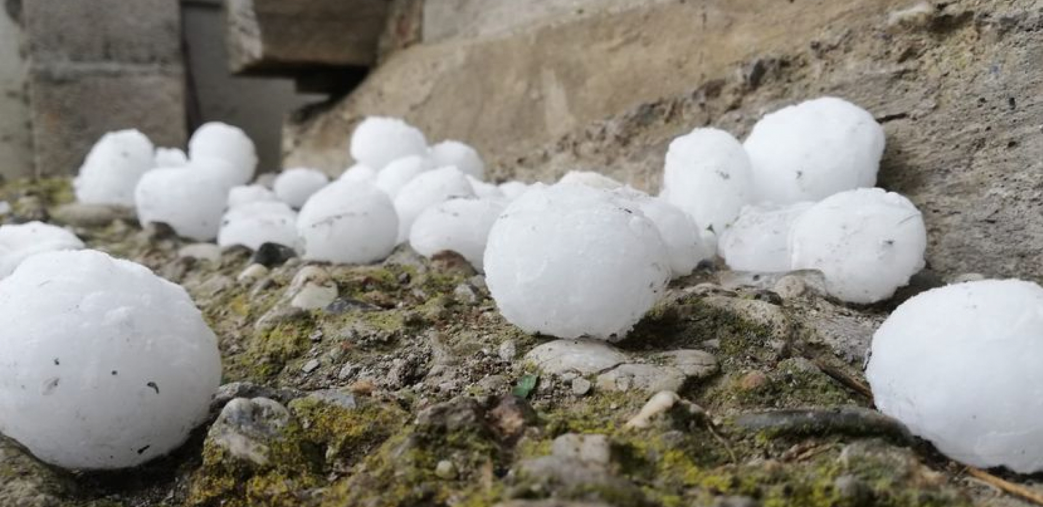 JAKO NEVREME POGODILO KURŠUMLIJU Grad i kiša napravili haos, zastoji u saobraćaju