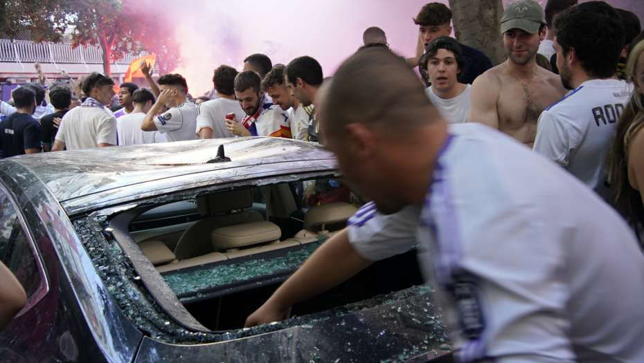 STRAVIČNE SCENE ISPRED STADIONA Navijači napravili haos, policija koristila suzavac, žene i deca se gušili od dima (UZNEMIRUJUĆ VIDEO)