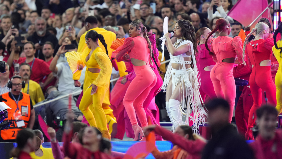 SVI SU GLEDALI U NJU TOKOM FINALA Izazovna Kubanka napravila šou pre početka utakmice Liverpula i Reala (FOTO)