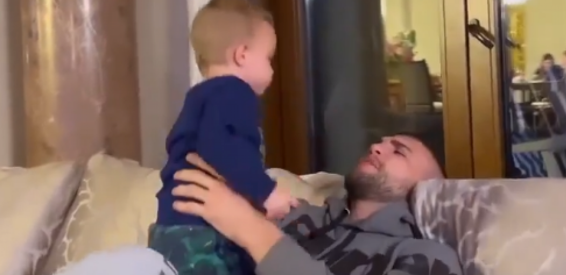 EMOTIVNI VIDEO VELJKA I MALOG ŽELJKA Ražnatović snimio kako se igra žmurke sa sinom, a reakcija njegovog naslednika je sve oduševila (VIDEO)