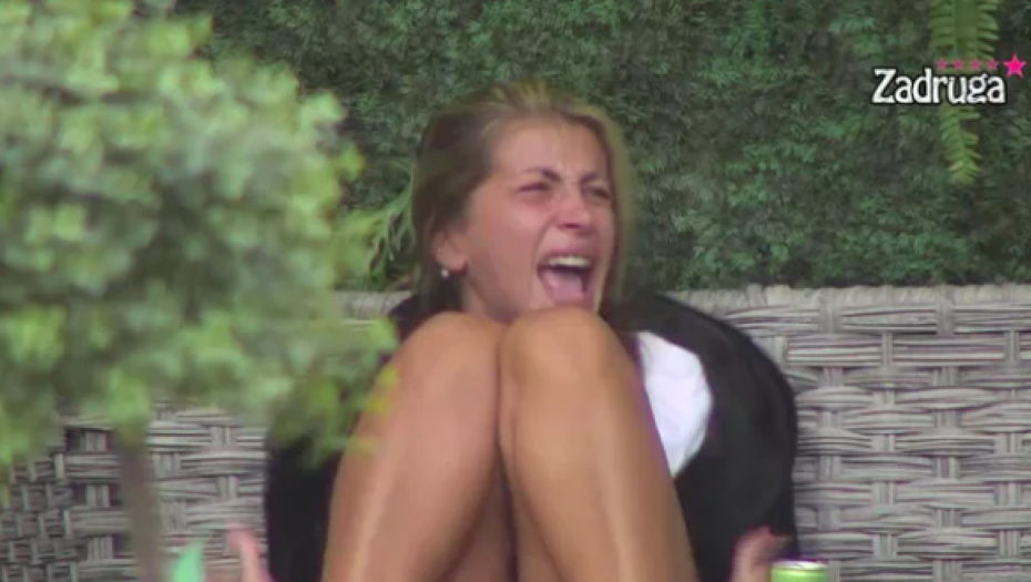 PRODAO JE PORODICU, MOŽE DA BUDE I SA DALILOM Poznata pevačica žestoko ponizila Dragojevićku, udarila i na ove zadrugarke i spomenula prostituciju