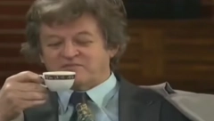 PAMTIMO GA PO ULOZI POPARE U SERIJI "SREĆNI LJUDI" Skočio je kroz prozor jer nije želeo oproštaj, umro je ogorčen, a na sahranu mu došlo samo dvoje kolega!