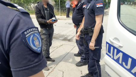 UPADAO U KUĆE I KRAO PATIKE  Policija ga uhvatila na delu i privela