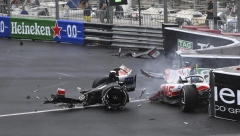 JEZIVA NESREĆA NA TRCI FORMULE 1 Šumaherov bolid se prepolovio (VIDEO)