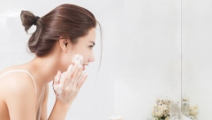 Više štete nego koristi: Evo zbog čega ne treba da čistite lice nakon buđenja