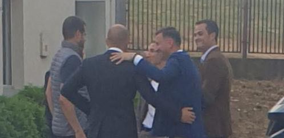 Sudija oštetio FK Železničar u Kragujevcu: Fotografije potvrđuju prisnost između čelnih ljudi Radničkog i sudije (FOTO)