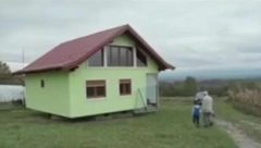 ČUDO NEVIĐENO U REPUBLICI SRPSKOJ Domaćin sagradio dom iz snova - rotirajuću kuću (VIDEO)