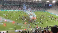 UŽASNE SCENE U FRANCUSKOJ Fudbaleri Sent Etjena ispali iz prve lige posle 18 godina, navijači upali na teren i hteli da linčuju igrače (VIDEO)