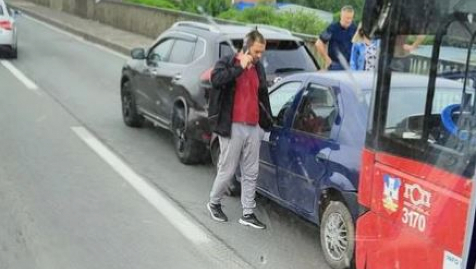 SUDAR DVA AUTOMOBILA I AUTOBUSA Lančani udes na "pančevcu" izazvao veliki zastoj