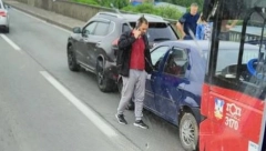 SUDAR DVA AUTOMOBILA I AUTOBUSA Lančani udes na "pančevcu" izazvao veliki zastoj