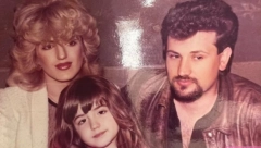 DA LI JE PREPOZNAJETE? Važila je za najzgodniju pevačicu koja se pojavila na estradi, bila je u grupi sa sestrom, a dan danas je prava bomba