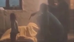 JEZIV SNIMAK IZ MLADENOVCA POTRESAO SRBIJU Žena "isteruje đavola" iz devojčice (UZNEMIRUJUĆI VIDEO)