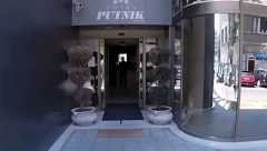 BANJALUČKE UČENIKE DOČEKAO UŽASAN SMEŠTAJ U NOVOM SADU Stanje u hotelu zabrinuo decu i naljutio roditelje: Krv na posteljini i smeće ispod kreveta (FOTO)