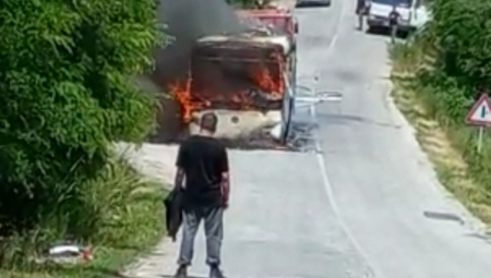 POTPUNO IZGOREO AUTOBUS KOD KNJAŽEVCA Nesreća se dogodila na putu ka Babinom Zubu (VIDEO)