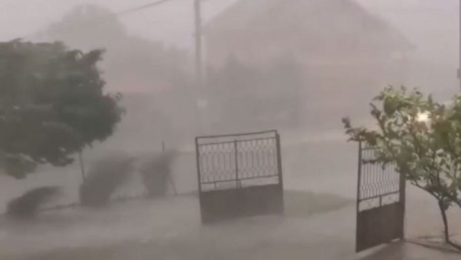 I OVAJ DEO SRBIJE POGOĐEN JE UŽASNIM NEVREMENOM Olujni vetar nosio sve pred sobom, grad prekrio površinu zemlje (VIDEO)