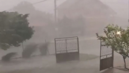 I OVAJ DEO SRBIJE POGOĐEN JE UŽASNIM NEVREMENOM Olujni vetar nosio sve pred sobom, grad prekrio površinu zemlje (VIDEO)